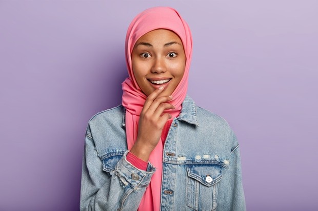 freepik.com cara mengatasi rambut bau saat berhijab