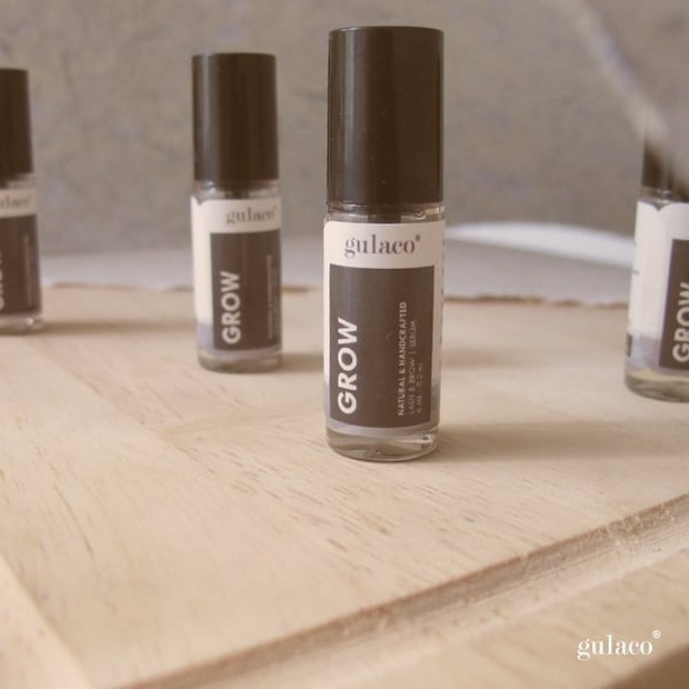 Gulaco Grow Eyelash & Brow Serum menjadikan bulu mata dan alis lebih sehat dengan terlihat lebat dan panjang.