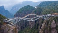 Potret Jembatan Kaca Tak Biasa di China