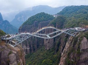 Potret Jembatan Kaca Tak Biasa di China