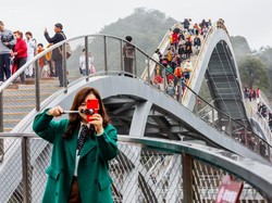 Bukan Editan, Jembatan Kaca Ini Sungguh Ada di China