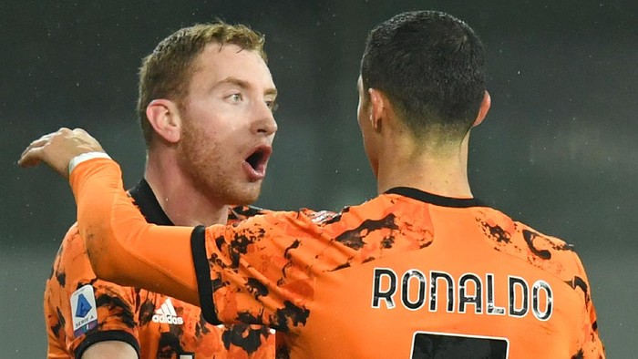 PARMA, ITALY - DECEMBER 19:  Cristiano Ronaldo of Juventus F.C.  celebrates with Dejan Kulusevski  after scoring their teams second goal  during the Serie A match between Parma Calcio and Juventus at Stadio Ennio Tardini on December 19, 2020 in Parma, Italy. Sporting stadiums around Italy  remain under strict restrictions due to the Coronavirus Pandemic as Government social distancing laws prohibit fans inside venues resulting in games being played behind closed doors. (Photo by Alessandro Sabattini/Getty Images)