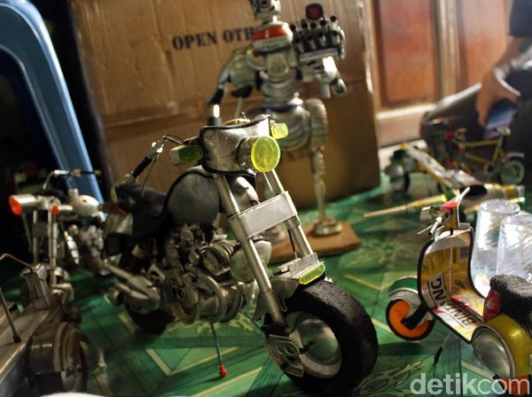 Keren! Kakek di Bandung Sulap Kaleng Bekas Jadi Sumber Cuan