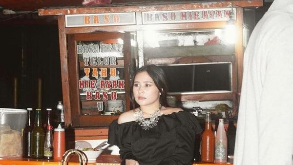 Keseruan Prilly Latuconsina Saat  Masak di Dapur Mewahnya