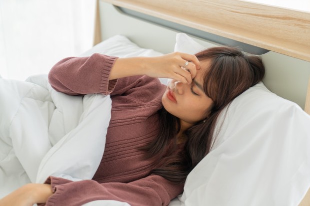 Orang yang cemas sering kali sulit tidur, hal itu diakibatkan dari semua pikiran dan kekhawatiran yang berputar-putar itu.