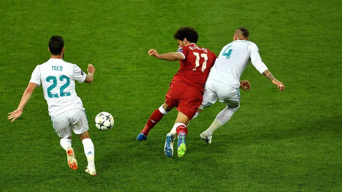 KIEV, UKRAINE - MAY 26:  Mohamed Salah of Liverpool falls and lands on his shoulder after a collision with Sergio Ramos of Real Madrid, leading to him going off injured during the UEFA Champions League Final between Real Madrid and Liverpool at NSC Olimpiyskiy Stadium on May 26, 2018 in Kiev, Ukraine.  (Photo by Mike Hewitt/Getty Images)