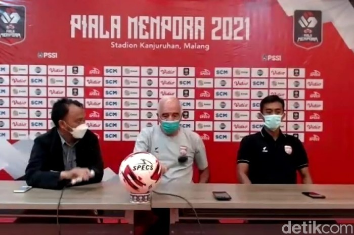 Pelatih Borneo FC, Mario Gomez (tengah).
