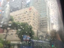 Surabaya-Sidoarjo Diprakirakan Hujan hingga Angin Kencang Siang Ini