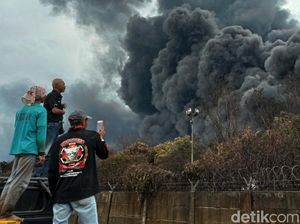 Melihat Lebih Dekat Kebakaran Kilang Pertamina Balongan
