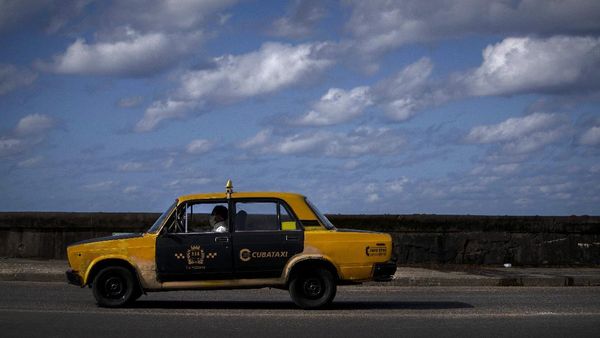 Melihat Mobil-mobil Antik nan Ikonik Melaju di Jalanan Kuba