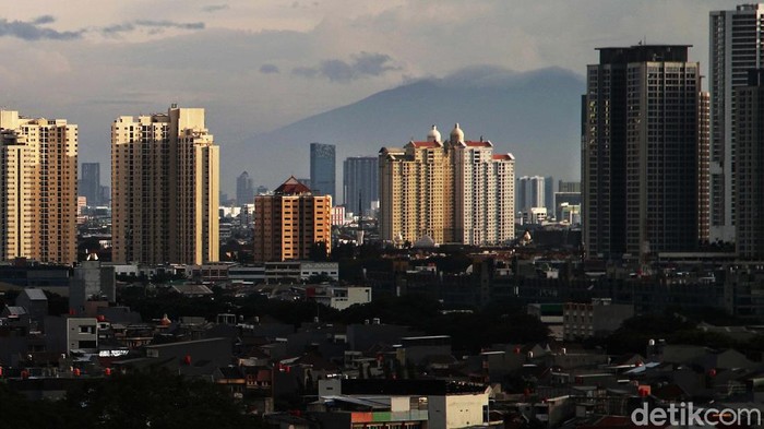 Pertumbuhan ekonomi Indonesia masih menghadapi ancaman pandemi COVID-19. OECD memproyeksikan pertumbuhan ekonomi Indonesia berada di level 4,9% di tahun 2021.