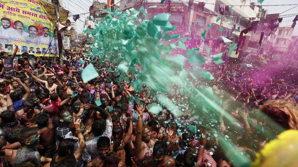 Meriahnya Festival Holi India di Tengah Pandemi