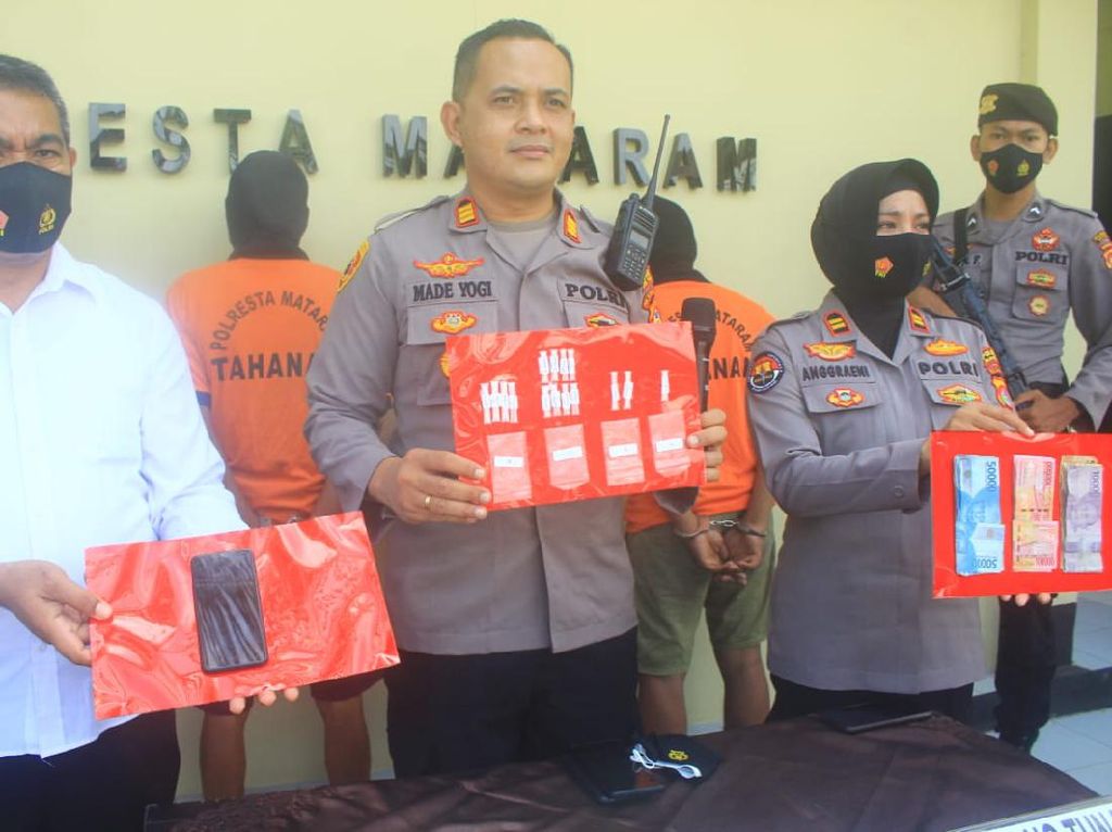 Modus Baru Transaksi Sabu di Bawah Pohon, 3 Pengedar di Mataram Ditangkap Modus Baru Transaksi Sabu di Bawah Pohon, 3 Pengedar di Mataram Ditangkap