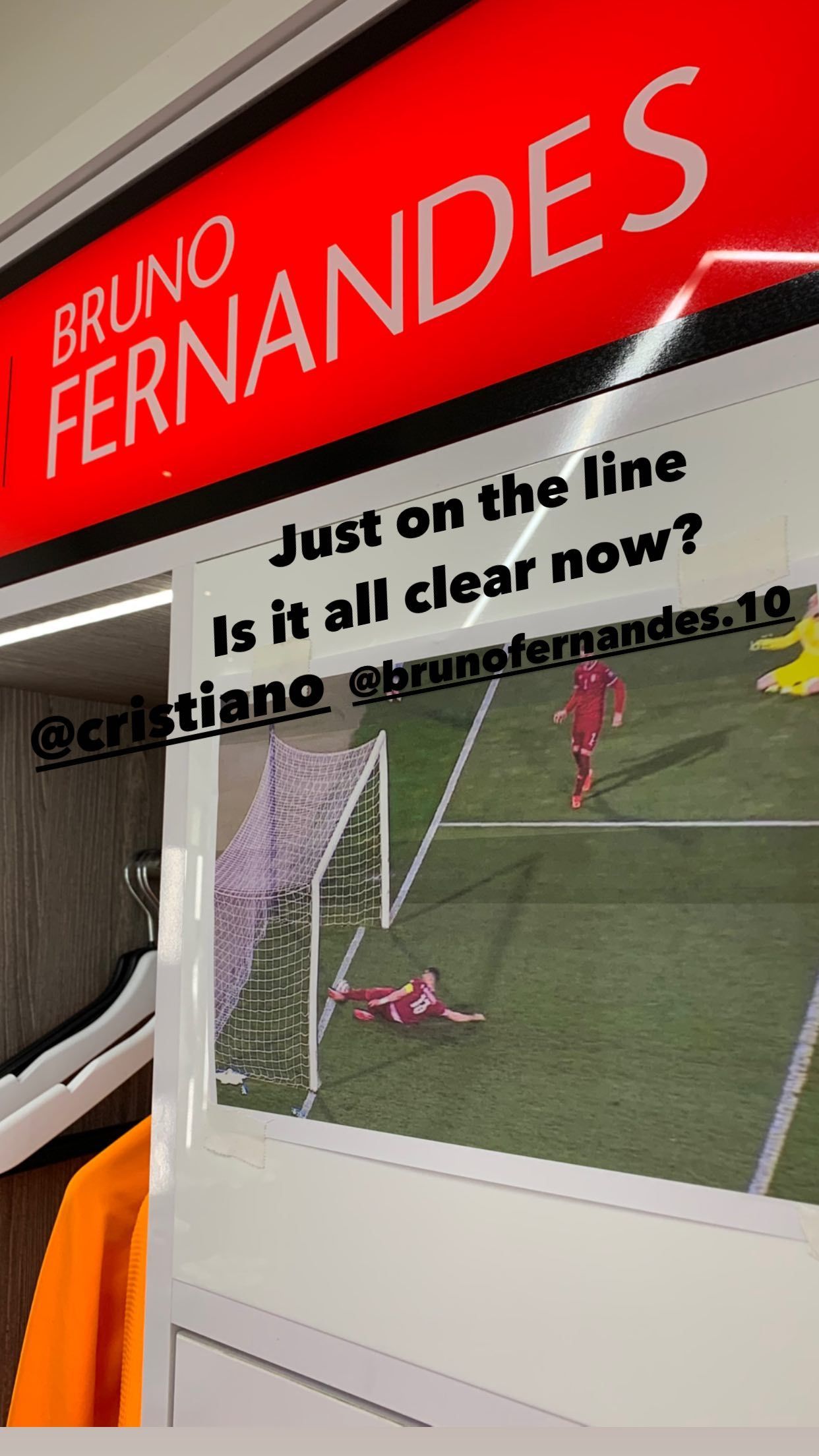 Nemanja Matic mengejek Cristiano Ronaldo yang golnya dianulir di laga Serbia vs Portugal.