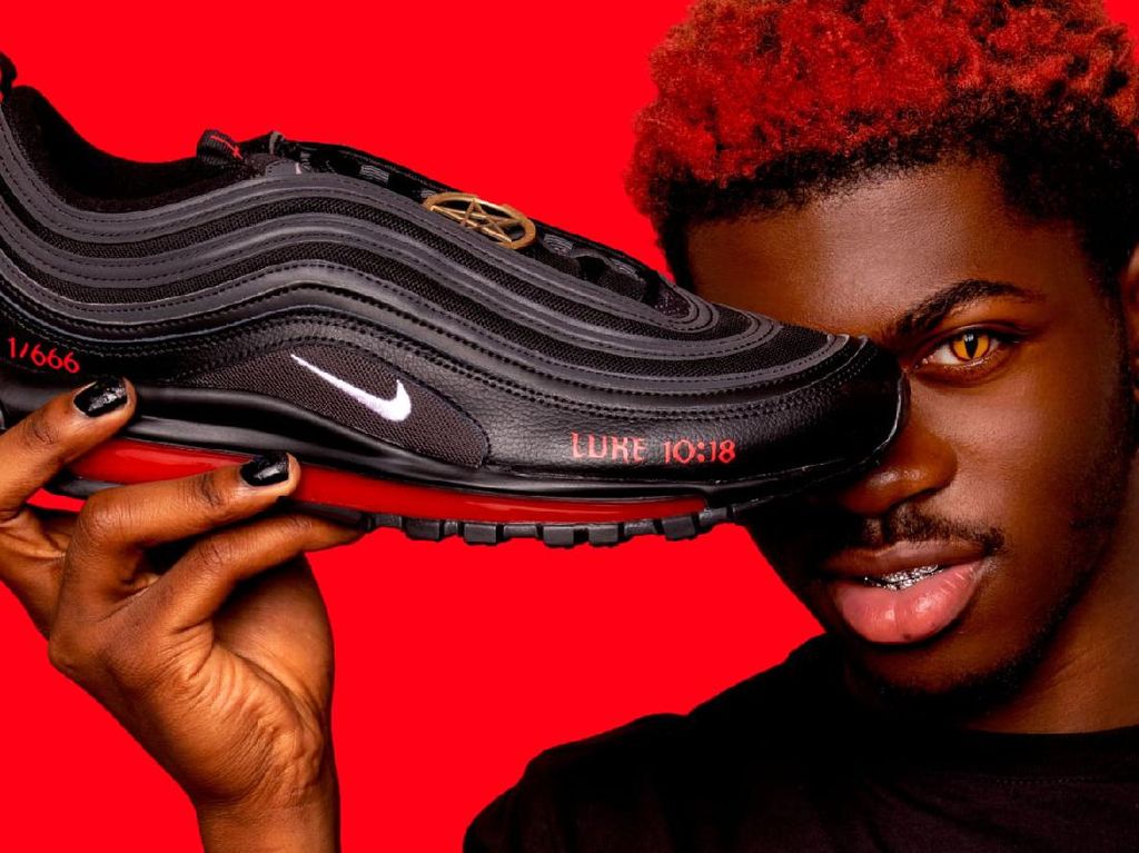 Nike Gugat Sepatu Setan yang Mengandung Setetes Darah Manusia