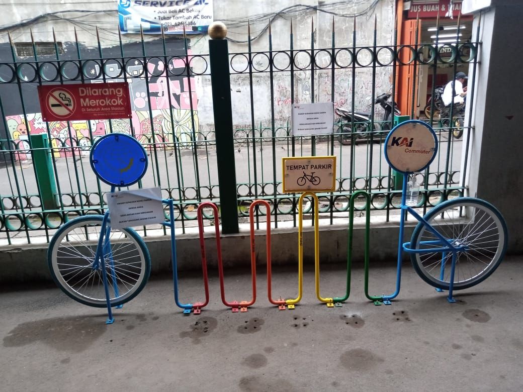 Parkir sepeda di Stasiun Jayakarta