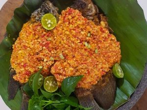 Masak Masak : Pecak Gurame Khas Betawi yang Pedas Nendang Masak Masak : Pecak Gurame Khas Betawi yang Pedas Nendang