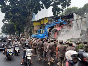 Pemkot Jaksel Bongkar Puluhan Kios Liar di Pinggir Kali Baru Tebet