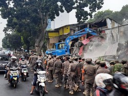 Pemkot Jaksel Bongkar Puluhan Kios Liar di Pinggir Kali Baru Tebet