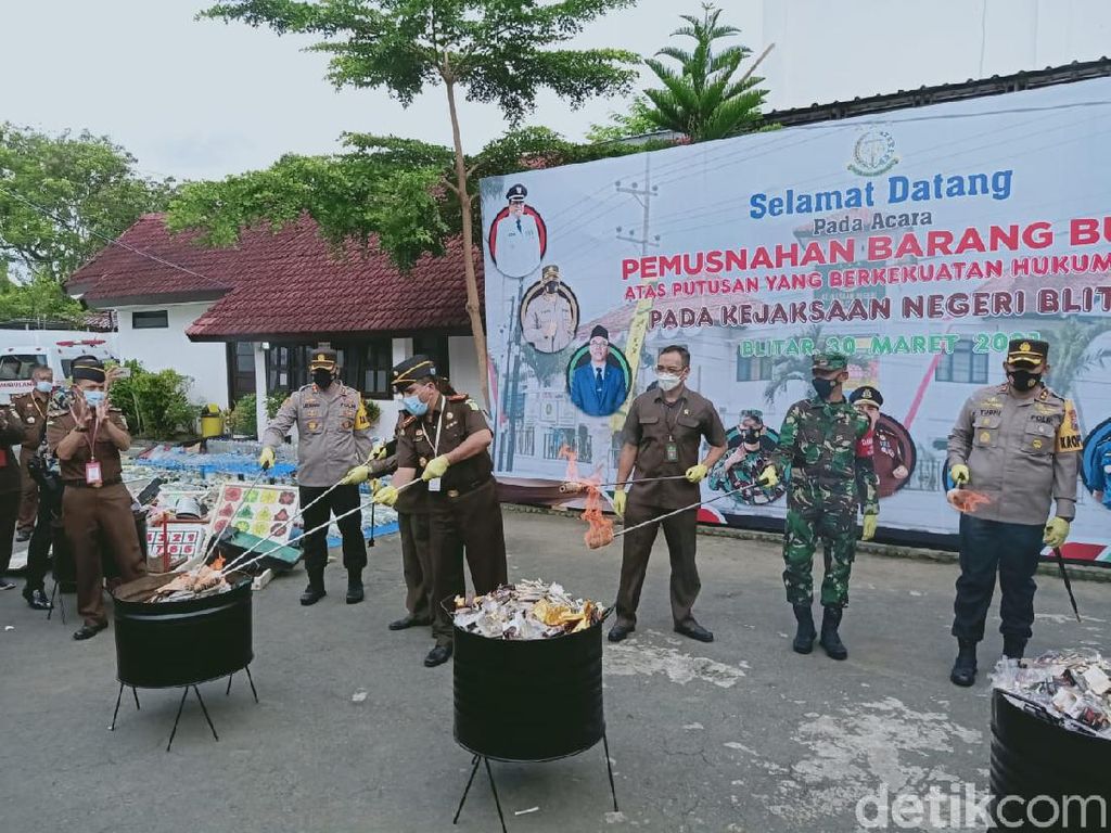 Kejari Blitar Musnahkan Barang Bukti 350 Kasus Setahun Terakhir Kejari Blitar Musnahkan Barang Bukti 350 Kasus Setahun Terakhir