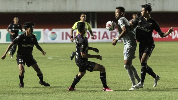 Pesepak bola Persib Bandung Wander Luiz (dua kanan) mencoba melewati sejumlah pesepak bola Persita Tangerang saat pertandingan Piala Menpora di Stadion Maguwoharjp, Sleman, DI Yogyakarta, Senin (29/3/2021). ANTARA FOTO/Hendra Nurdiyansyah/rwa.