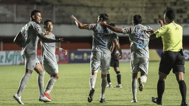 Pesepak bola Persib Bandung Gabriel Vizcarra (tengah) melakukan selebrasi usai mencetak gol melawan Persita Tangerang saat pertandingan Piala Menpora di Stadion Maguwoharjo, Sleman, DI Yogyakarta, Senin (29/3/2021). Persib Bandung memenangi pertandingan melawan Persita Tangerang dengan skor 3-1. ANTARA FOTO/Hendra Nurdiyansyah/rwa.