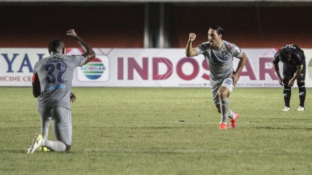PERSIB BANDUNG TUNDUKKAN PERSITA TANGERANG Pesepak bola Persib Bandung Ezra Walian (tengah) melakukan selebrasi usai mencetak gol melawan Persita Tangerang saat pertandingan Piala Menpora di Stadion Maguwoharjo, Sleman, DI Yogyakarta, Senin (29/3/2021). Persib Bandung memenangi pertandingan melawan Persita Tangerang dengan skor 3-1. ANTARA FOTO/Hendra Nurdiyansyah/rwa.
