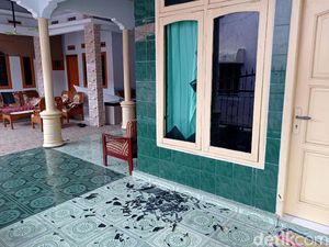 Rumah Warga Jadi Korban Kebakaran Kilang Pertamina Balongan Rumah Warga Jadi Korban Kebakaran Kilang Pertamina Balongan