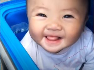 Sedih! Balita Ini Ditaruh di Dalam Termos Es Saat Ikut Ayahnya Antar Makanan