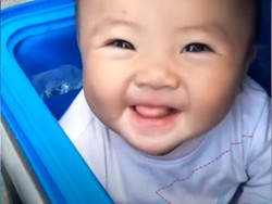 Sedih! Balita Ini Ditaruh di Dalam Termos Es Saat Ikut Ayahnya Antar Makanan