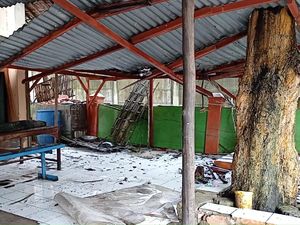 Penampakan Rumah yang Terkena Ledakan Tangki di Kilang Minyak Pertamina