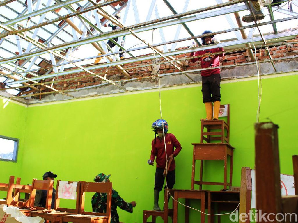 Puting Beliung Rusak Dua Sekolah di Cimenyan Bandung Puting Beliung Rusak Dua Sekolah di Cimenyan Bandung