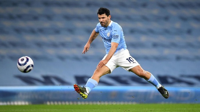 MANCHESTER, ENGLAND - MARCH 10: Sergio Aguero of Manchester City shoots during the Premier League match between Manchester City and Southampton at Etihad Stadium on March 10, 2021 in Manchester, England. Sporting stadiums around the UK remain under strict restrictions due to the Coronavirus Pandemic as Government social distancing laws prohibit fans inside venues resulting in games being played behind closed doors. (Photo by Gareth Copley/Getty Images)