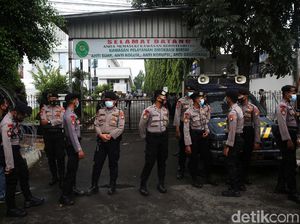 Sempat Ditangkap di Depan PN Jaktim, Pengacara HRS Sudah Dipulangkan Sempat Ditangkap di Depan PN Jaktim, Pengacara HRS Sudah Dipulangkan