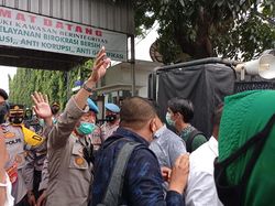 Dilarang Masuk ke PN Jaktim, Pengacara Habib Rizieq Cekcok dengan Polisi