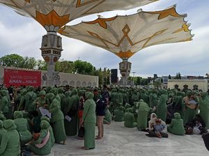 Pemprov Aceh Gelar Vaksinasi Corona di Masjid Baiturrahman, Antrean Mengular