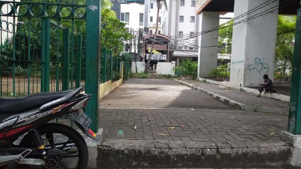 Tak ada parkir untuk sepeda di Stasiun Mangga Besar.