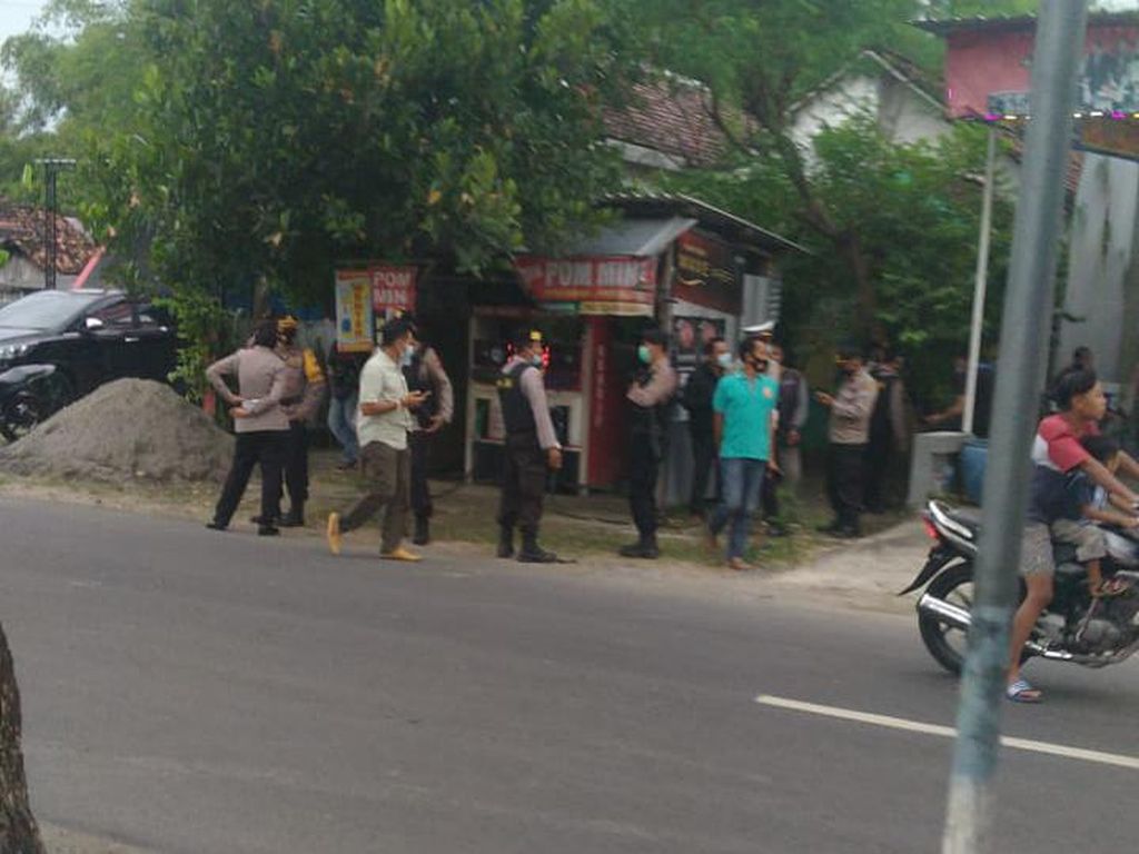 Geledah Rumah Terduga Teroris Nganjuk, Densus 88 Amankan Kaos Motif Doreng TNI Geledah Rumah Terduga Teroris Nganjuk, Densus 88 Amankan Kaos Motif Doreng TNI