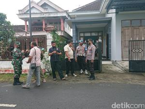 Geledah Rumah Terduga Teroris di Tulungagung, Densus 88 Sita 2 Pistol Geledah Rumah Terduga Teroris di Tulungagung, Densus 88 Sita 2 Pistol