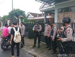 Densus 88 Gerebek Terduga Teroris di Tulungagung
