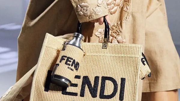 Tas Botol Minum Jadi Tren Fashion 2021, Intip Desainnya yang Stylish