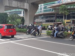 Dishub DKI Usul Penghalang Putar Balik Pemotor Bandel di Trotoar Kuningan