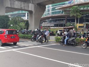 Dishub DKI Usul Penghalang Putar Balik Pemotor Bandel di Trotoar Kuningan Dishub DKI Usul Penghalang Putar Balik Pemotor Bandel di Trotoar Kuningan