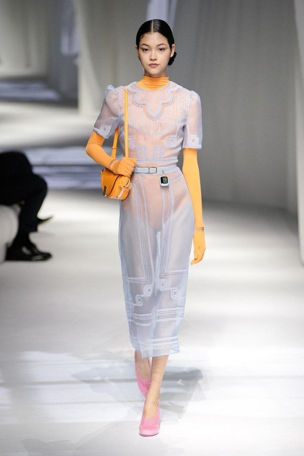 Jika tadi blazer melapisi sheer dress yang kamu kenakan, kali ini kamu bisa mengenakan turtleneck lalu melapisinya dengan sheer dress.