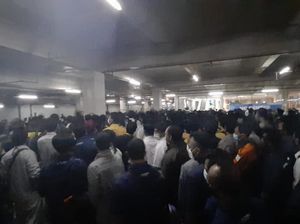 Vaksinasi BUMN Membludak, Peserta se-Jatim Antre Berjam-jam