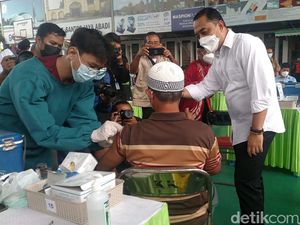 Janjikan Vaksinasi Tercepat, Eri Minta Vaksin untuk Surabaya Terus Ditambah