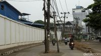 Waduh, Tiang di Tengah Jalan Perancis Tangerang Belum Dibenahi