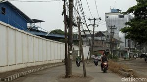 Waduh, Tiang di Tengah Jalan Perancis Tangerang Belum Dibenahi