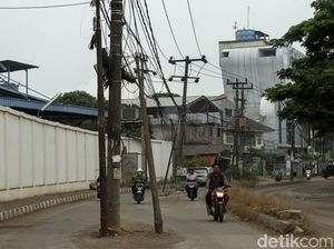 Waduh, Tiang di Tengah Jalan Perancis Tangerang Belum Dibenahi
