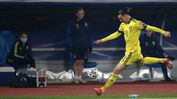 Sweden's Zlatan Ibrahimovic tries to control the ball during the World Cup 2022 group B qualifying soccer match between Kosovo and Sweden at the Fadil Vokrri stadium in Pristina, Kosovo, Sunday, March 28, 2021. (AP Photo/Visar Kryeziu)